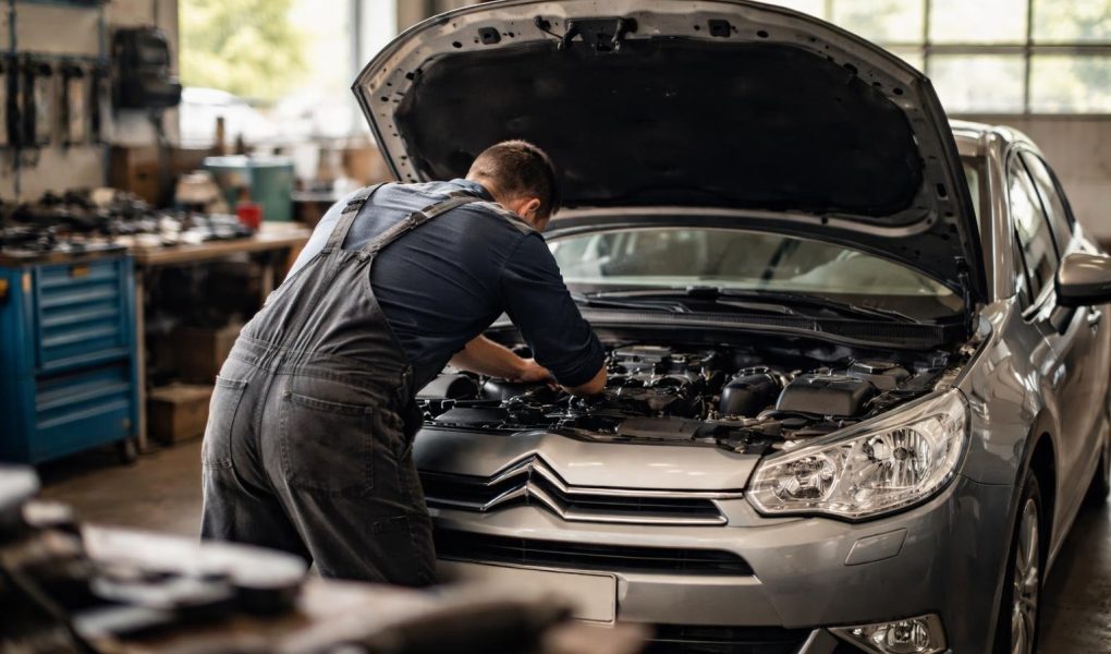 mecanicien-tenue-capot-citroen-garage