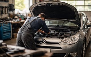 mecanicien-tenue-capot-citroen-garage