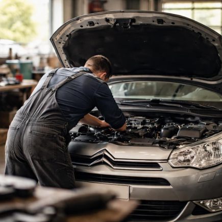 mecanicien-tenue-capot-citroen-garage