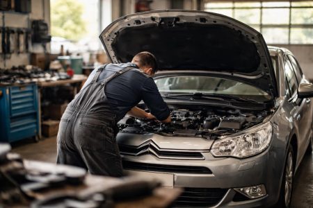 mecanicien-tenue-capot-citroen-garage