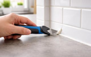 main-outil-retrait-silicone-carrelage