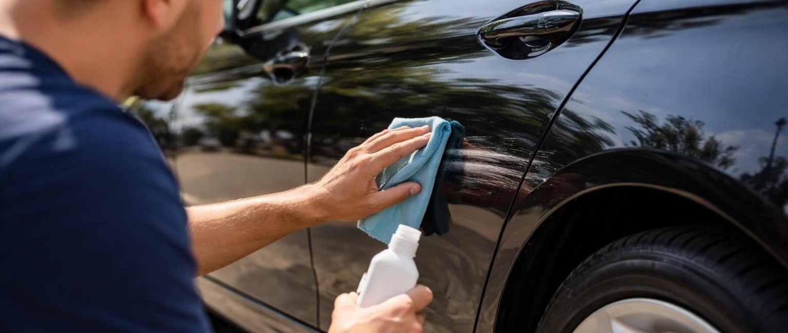 voiture-brillante-reparation-ciel-ensoleille