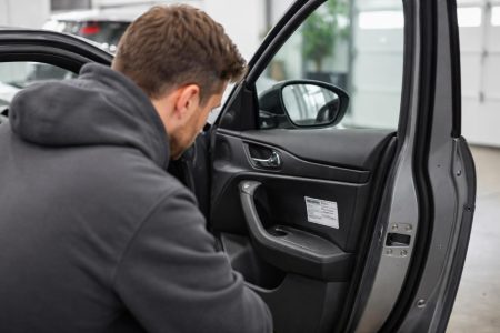 proprietaire-peugeot-portiere-garage-eclaire