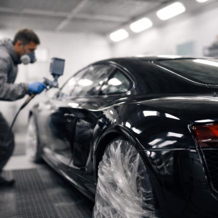 voiture-brillante-peinture-atelier-flou