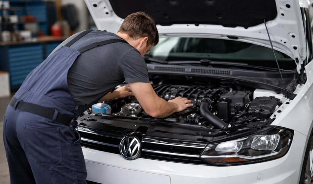 homme-capot-volkswagen-garage