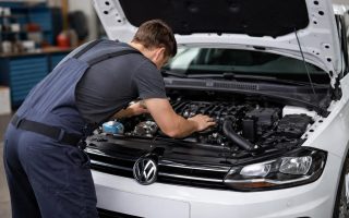 homme-capot-volkswagen-garage