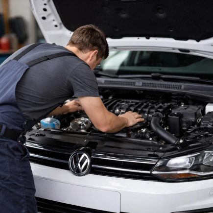 homme-capot-volkswagen-garage