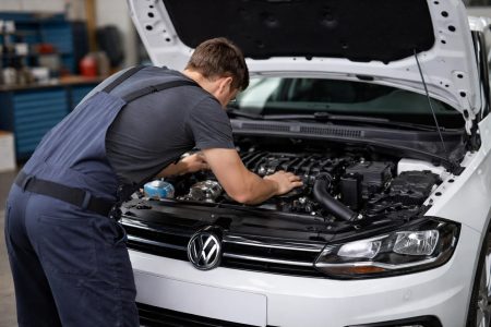 homme-capot-volkswagen-garage